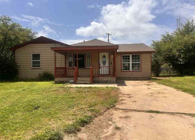 Property at 2402 SW Park Ave, Lawton, OK 73505, 3 beds, 2 baths