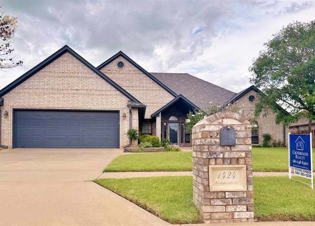 Property at 1424 NE Independence Ave, Lawton, OK 73507, 3 beds, 2 baths