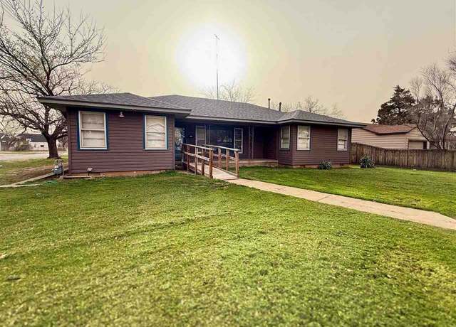 Property at 622 N 14th St, Frederick, OK 73542, 3 beds, 2 baths
