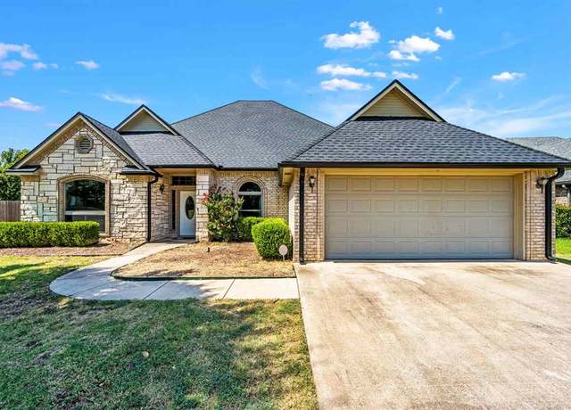 Property at 817 NE Hummingbird Dr, Cache, OK, 3 beds, 2.5 baths