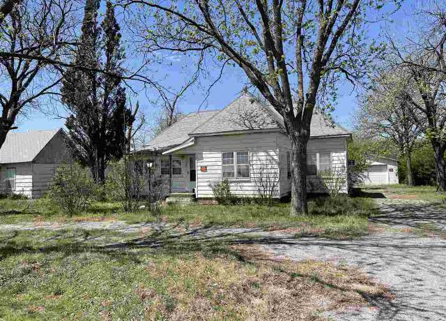 Property at 809 S 15th St, Frederick, OK 73542, 3 beds, 2 baths