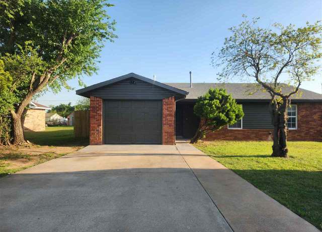 Property at 624 E Main St, Geronimo, OK 73543, 4 beds, 2 baths