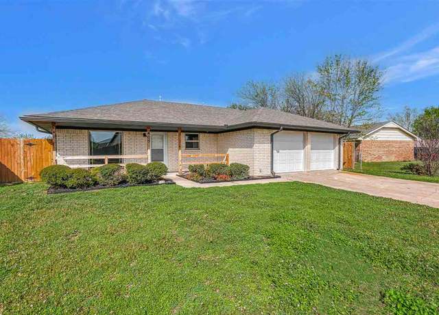 Property at 403 SE Sungate Blvd, Lawton, OK 73501, 3 beds, 2 baths