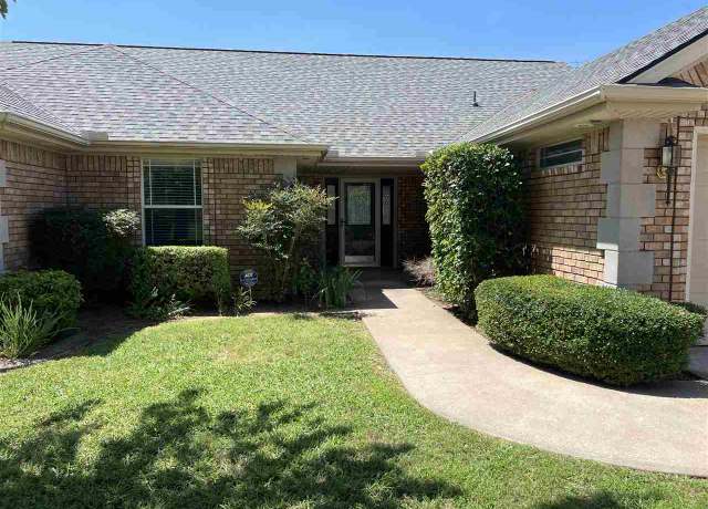 Property at 3525 NE 35th St, Lawton, OK 73507, 3 beds, 2 baths