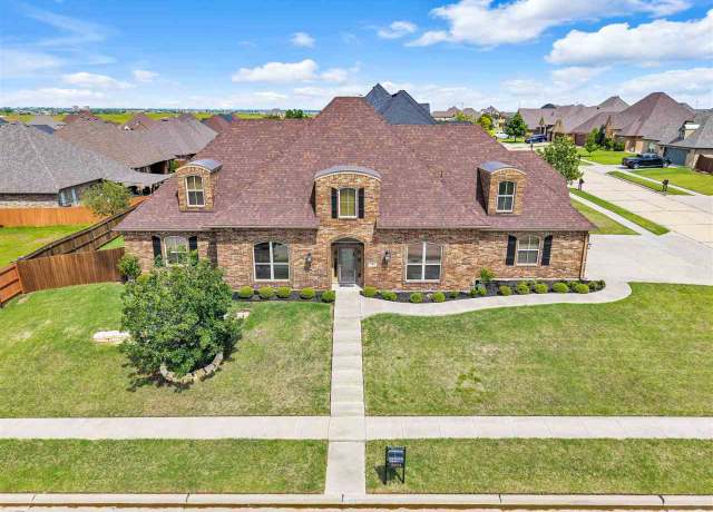 Property at 2404 SW 70th St, Lawton, OK 73505, 4 beds, 2.5 baths