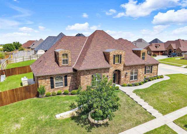 Property at 2404 SW 70th St, Lawton, OK 73505, 4 beds, 2.5 baths