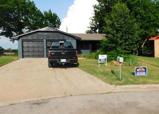 Property at 5401 NW Cottonwood Dr, Lawton, OK 73505, 3 beds, 2 baths