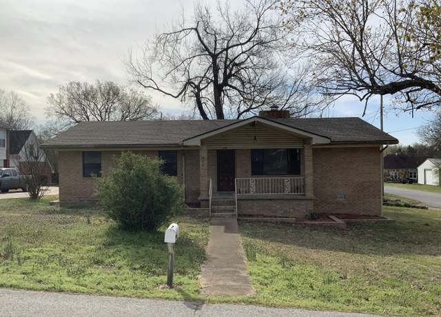 Property at 400 E Chestnut St, Batesville, AR 72501, 3 beds, 1.5 baths