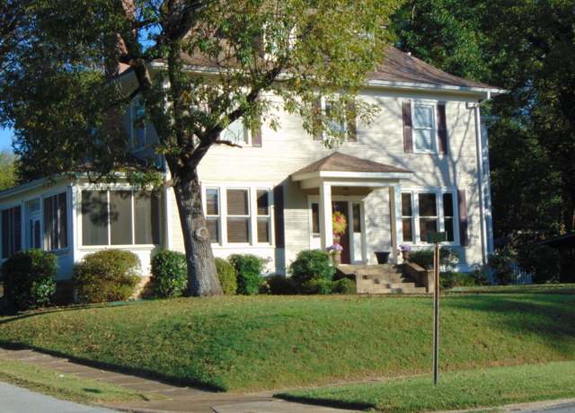 Property at 909 E Boswell St, Batesville, AR 72501, 4 beds, 3.5 baths