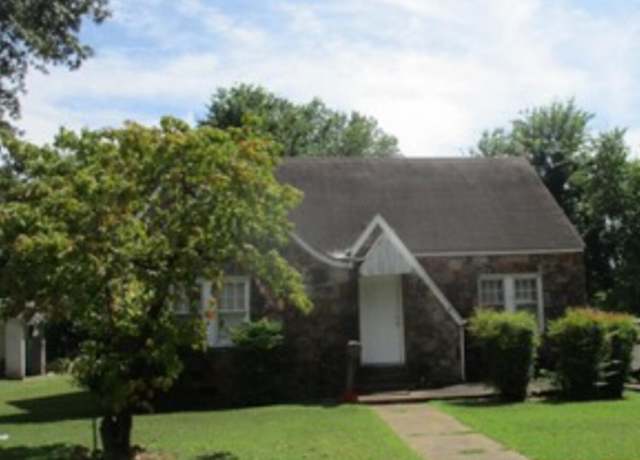 Property at 718 Bates St, Batesville, AR 72501, 3 beds, 1.5 baths