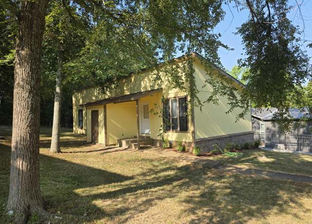 Property at 405 Hawkins St, Batesville, AR 72501, 3 beds, 2 baths