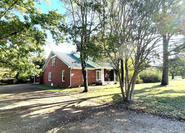 Property at 1555 E College Ave, Batesville, AR 72501, 3 beds, 2.75 baths
