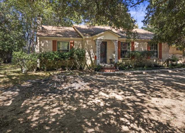 Property at 411 E Main St, Omaha, TX 75571, 3 beds, 1.5 baths