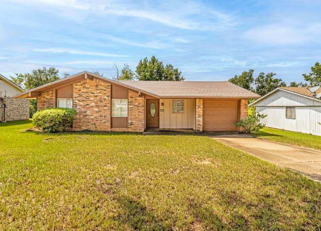 Property at 2800 Commonwealth Dr, Tyler, TX 75702, 3 beds, 1.5 baths