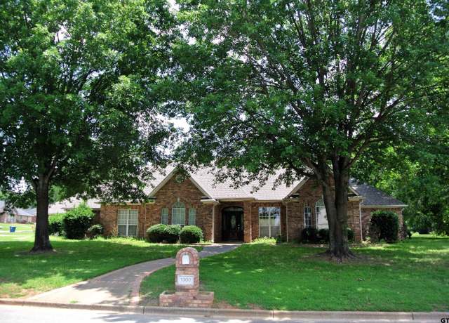 Property at 1300 Purdue Dr, Jacksonville, TX 75766, 4 beds, 4 baths