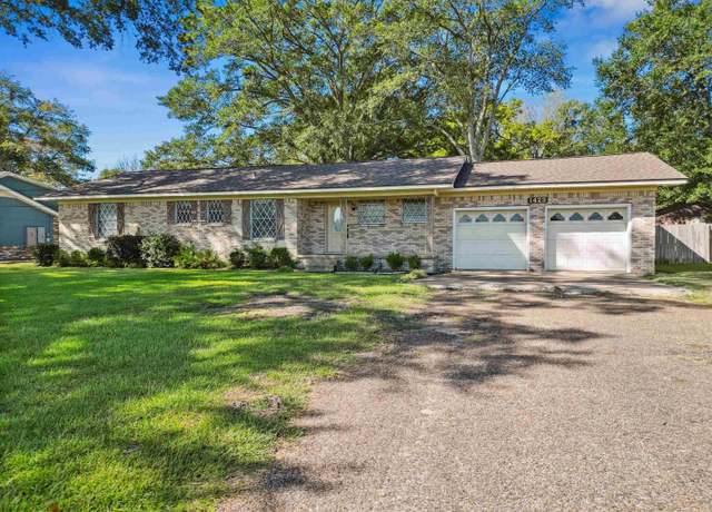 Property at 1423 S Main St, Lindale, TX 75771, 3 beds, 2 baths