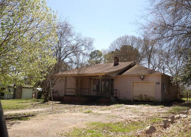 Property at 1320 E 4th St, Mount Pleasant, TX 75455, 3 beds, 2 baths