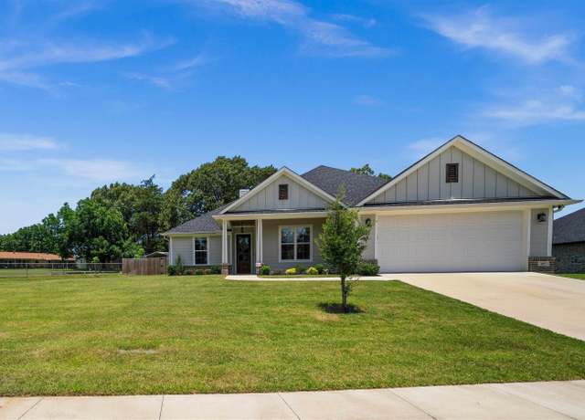 Property at 401 Deer Point Cv, Chandler, TX 75758, 3 beds, 2 baths