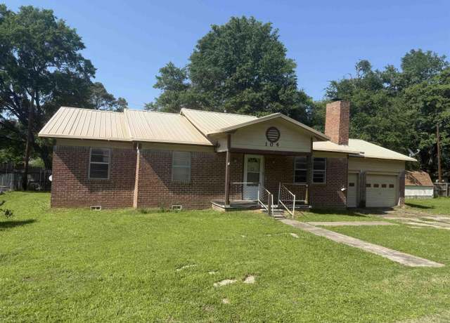 Property at 104 Lonnies Dr, Chandler, TX 75758, 3 beds, 2 baths