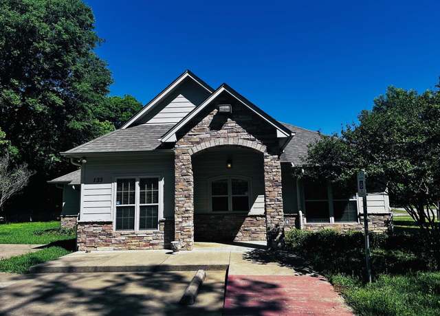 Property at 133 E Reagan St, Palestine, TX 75801, 6 beds, 1 bath