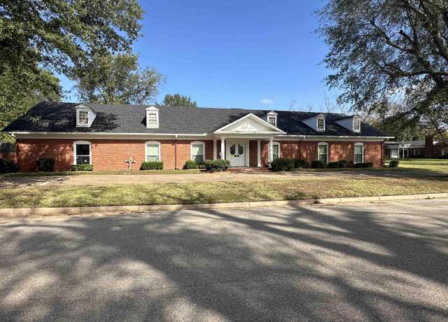 Property at 1212 Hillcrest St, Jacksonville, TX 75766, 3 beds, 3 baths