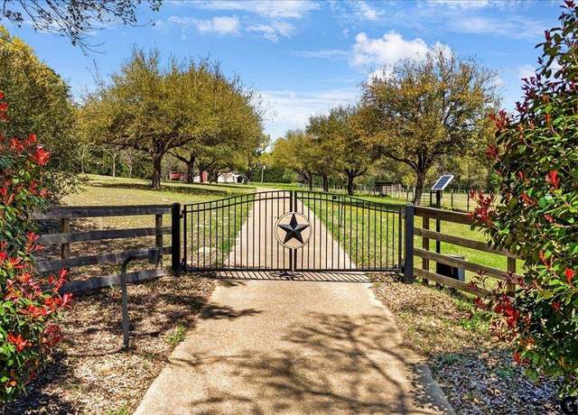Property at 13041 Yarbrough Ln, Troup, TX 75789, 4 beds, 4.5 baths