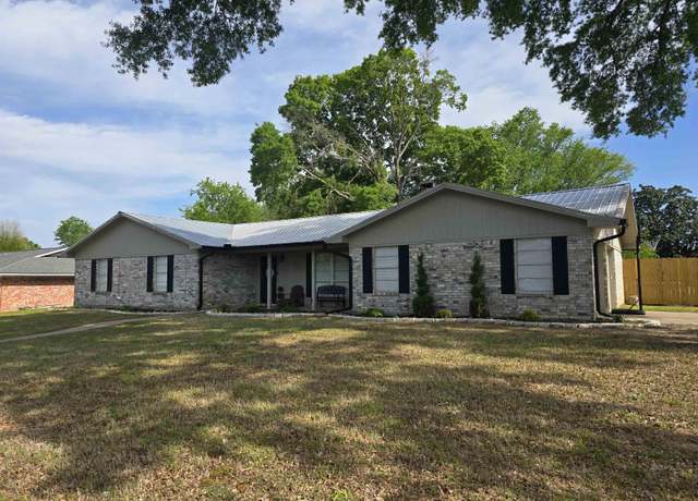 Property at 301 Country Club Ln, Pittsburg, TX 75686, 3 beds, 2 baths
