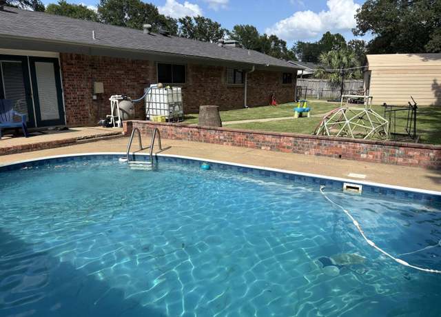 Property at 13888 C R 220, Tyler, TX 75707, 3 beds, 2 baths