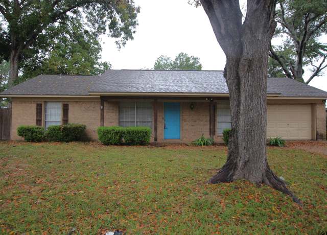 Property at 305 Lakeview St, Whitehouse, TX 75791, 3 beds, 2 baths