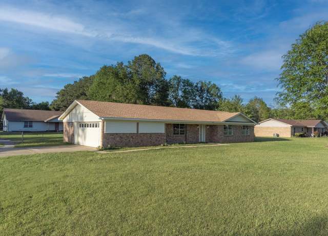 Property at 3803 Peavine Rd, Kilgore, TX 75662, 3 beds, 2 baths