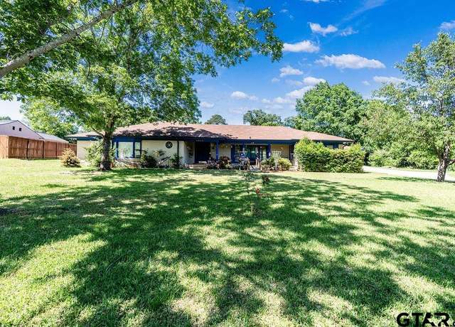 Property at 1017 Hilltop Dr, Palestine, TX 75801, 3 beds, 4 baths