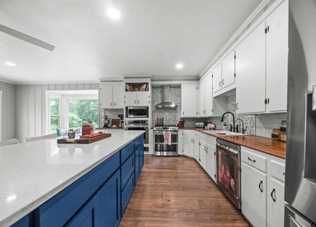 Property at 1901 Byrd Rd, Jacksonville, TX 75766, 4 beds, 3 baths