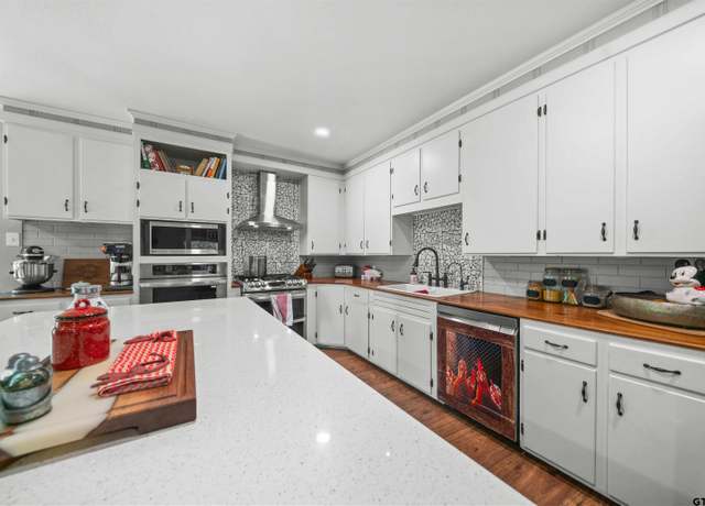 Property at 1901 Byrd Rd, Jacksonville, TX 75766, 4 beds, 3 baths