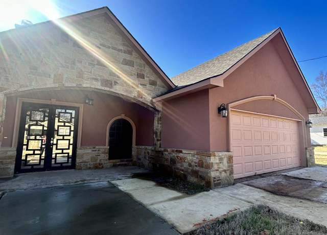 Property at 910 E 8th St, Mount Pleasant, TX 75455, 4 beds, 2 baths