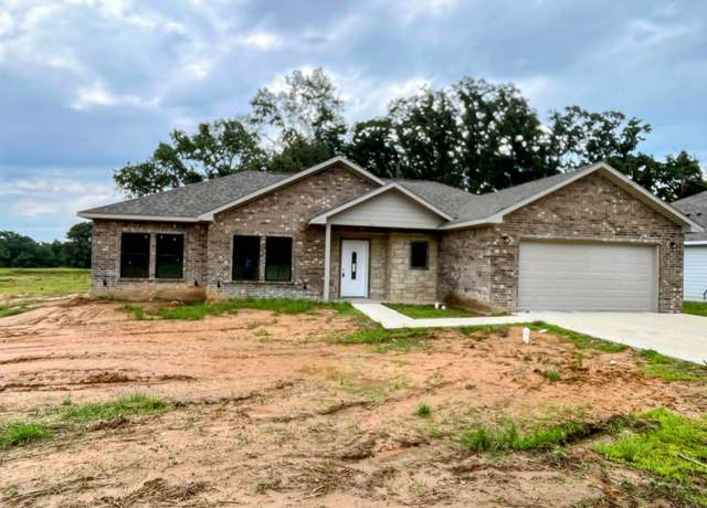 Property at 225 S Quille Ave, Mt Pleasant, TX 75455, 4 beds, 2.5 baths