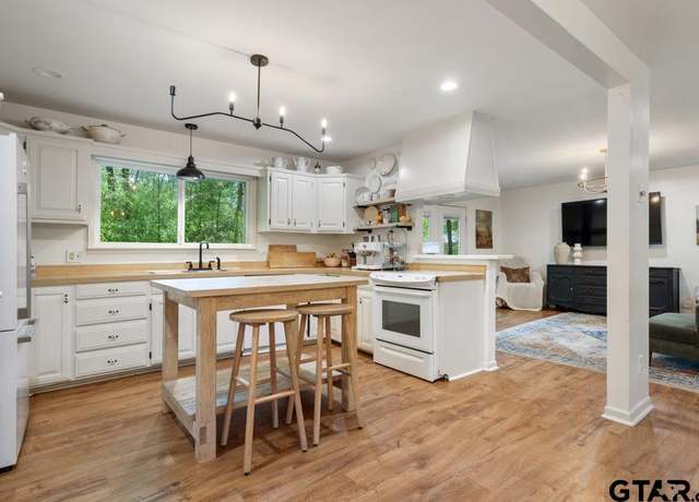 Property at 1435 W Hideaway Ln, Hideaway, TX 75771, 3 beds, 2 baths