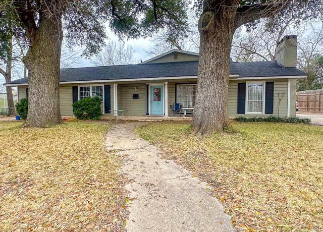 Property at 1013 Austin Street St, Jacksonville, TX 75766, 5 beds, 3 baths