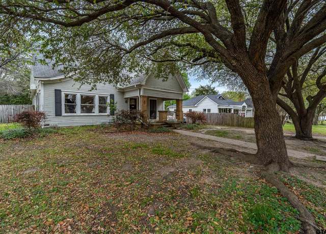 Property at 305 E Blair St, Mineola, TX 75773, 3 beds, 2 baths