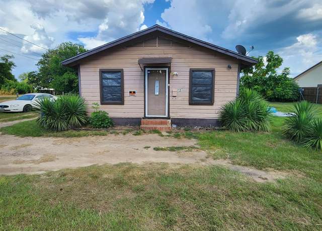 Property at 820 N Prairieville St, Athens, TX 75751, 2 beds, 1 bath