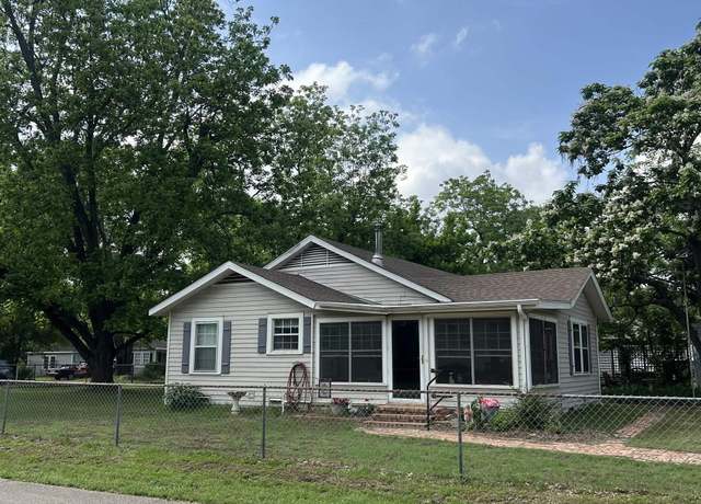 Property at 401 N College St, Lindale, TX 75771, 3 beds, 1.5 baths