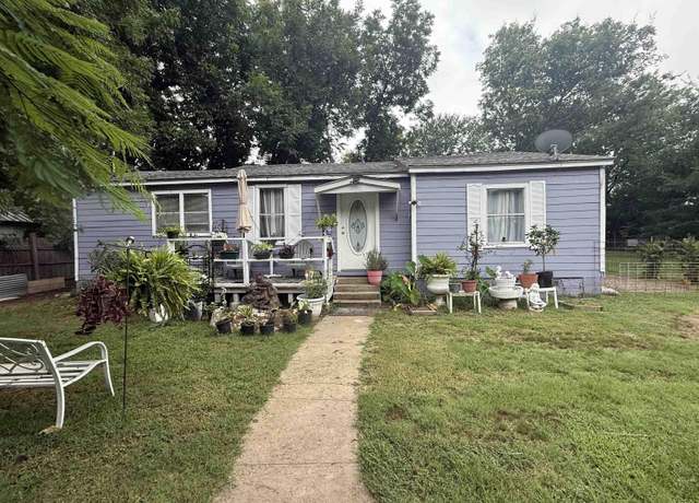 Property at 909 W Arizona St, Mount Pleasant, TX 75455, 3 beds, 2 baths