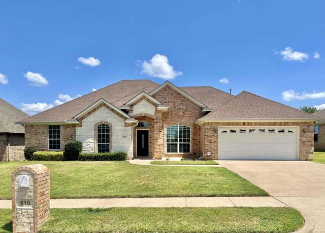 Property at 610 Spencer Ln, Tyler, TX 75704, 4 beds, 3 baths