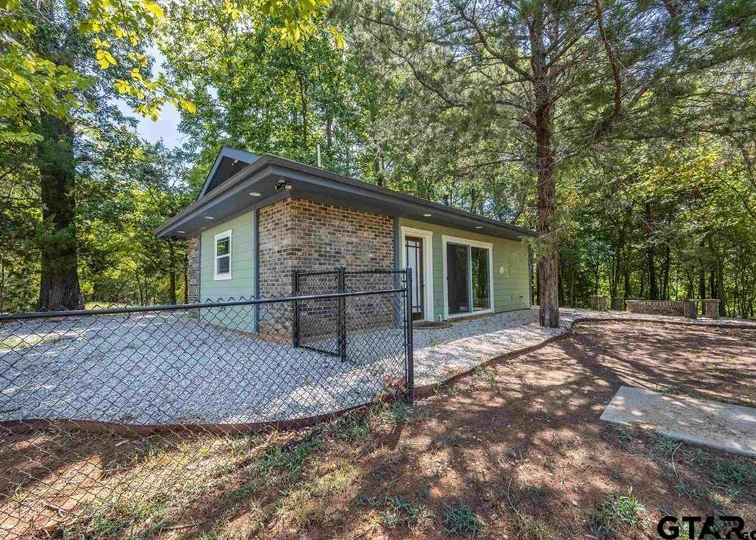 Listing photo #4