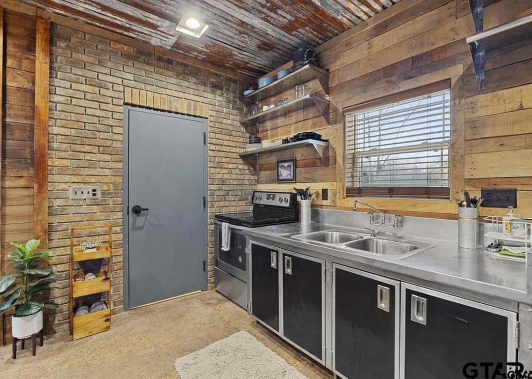 Listing photo #9