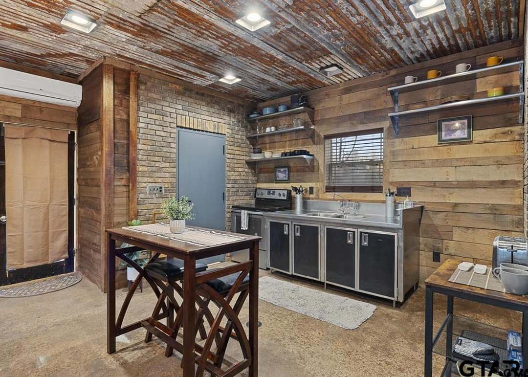 Listing photo #10