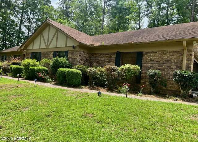 Property at 8040 Pinewood Dr, Meridian, MS 39305, 4 beds, 2.5 baths