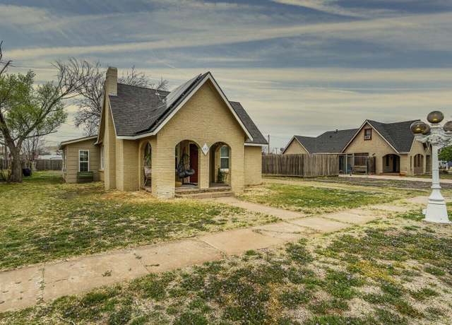 Property at 1011 Travis, Plainview, TX 79072, 3 beds, 2 baths