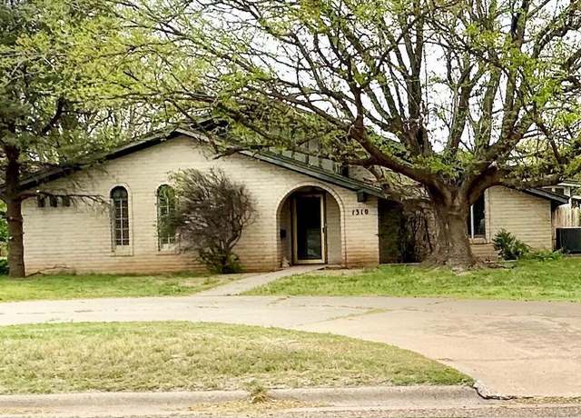 Property at 1310 Borger, Plainview, TX 79072, 4 beds, 3 baths