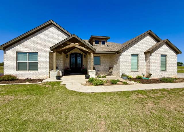 Property at 1301 Bravo Dr, Plainview, TX 79072, 4 beds, 3 baths