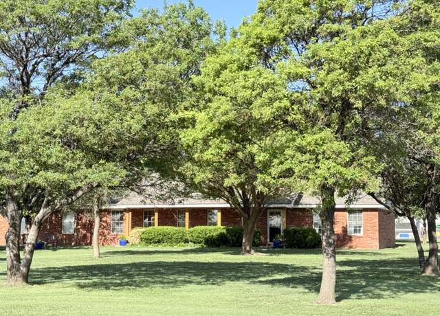 Property at 942 Co Rd Q, Plainview, TX 79072, 3 beds, 2 baths